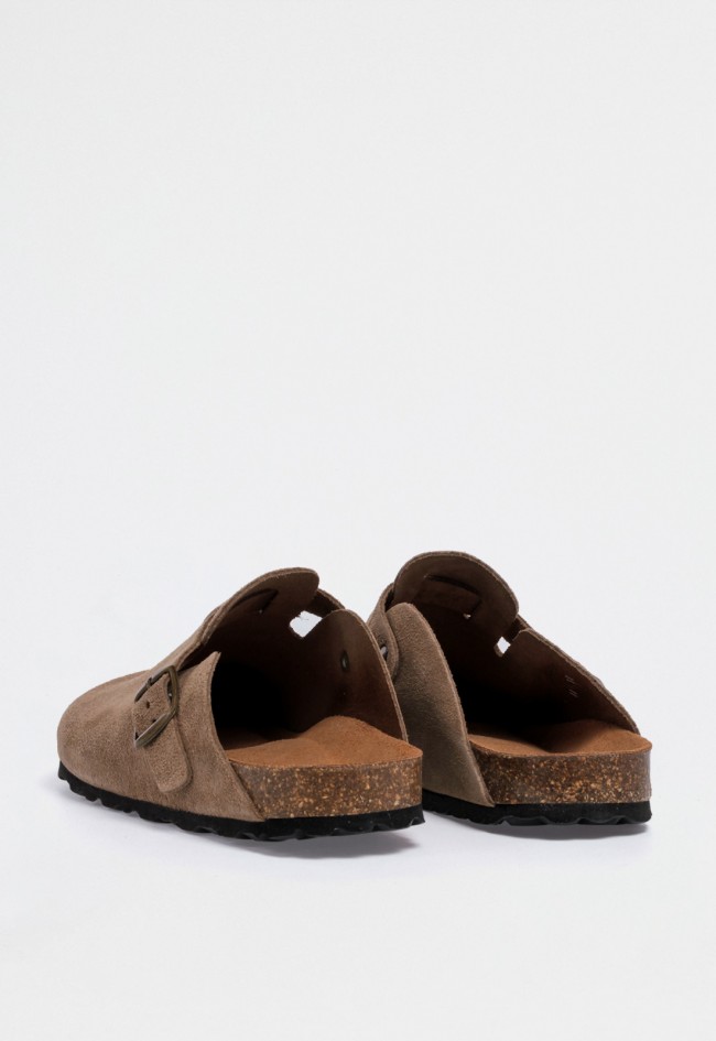 Zueco bio de hombre en piel serraje taupe con hebilla — estilo casual y atemporal VAS 355