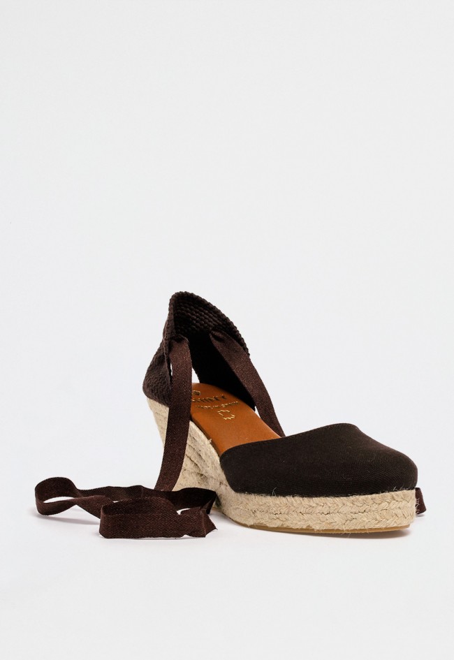 Alpargata de cuña en lona marrón chocolate con cintas — estilo mediterráneo y femenino Shiny 6004