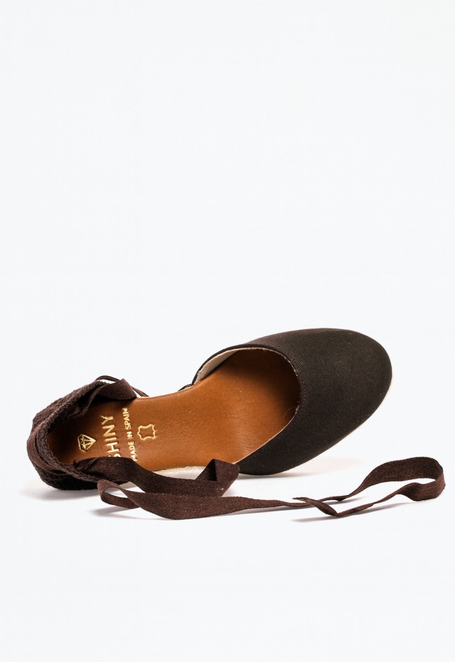 Alpargata de cuña en lona marrón chocolate con cintas — estilo mediterráneo y femenino Shiny 6004