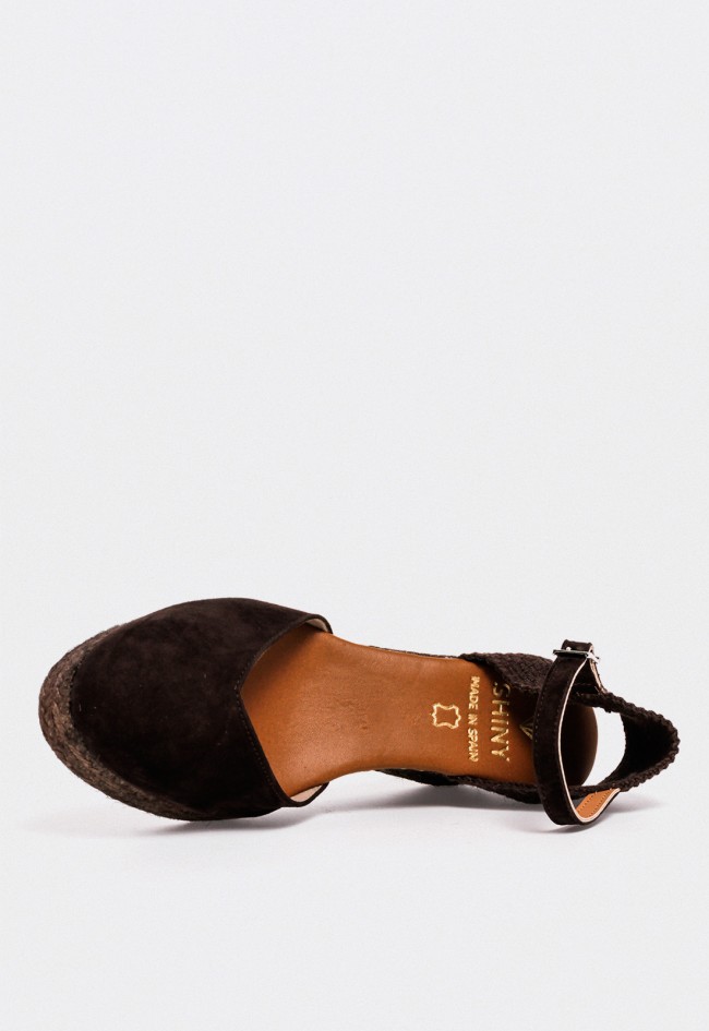 Alpargata de cuña en serraje marrón chocolate con pulsera — sofisticación y estilo mediterráneo Shiny 6003