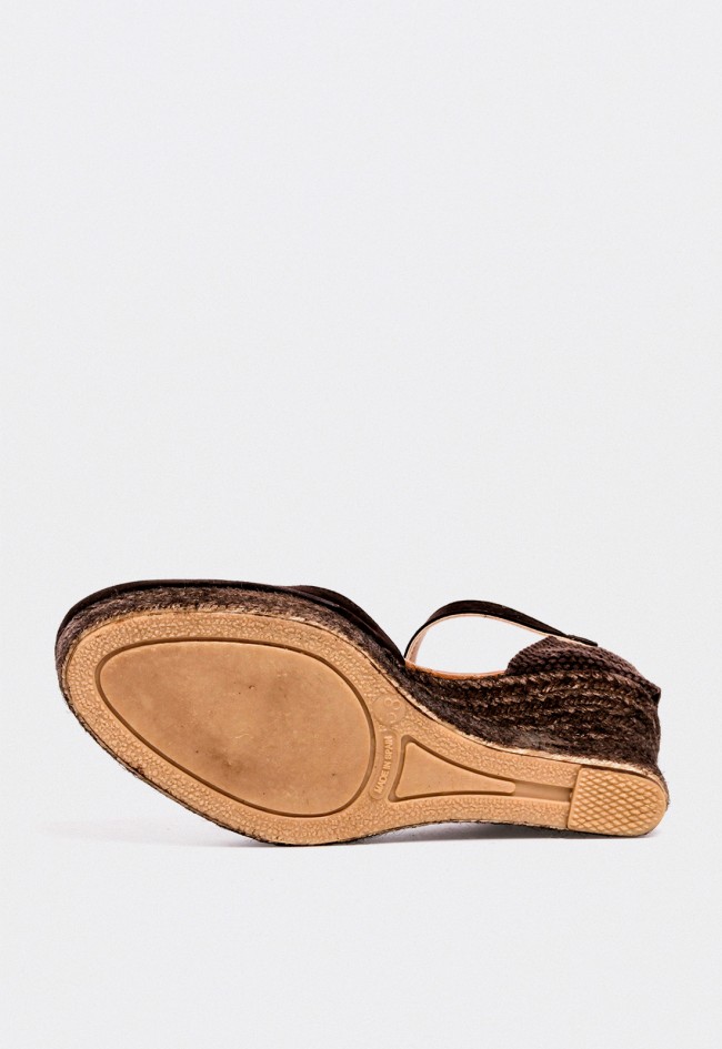 Alpargata de cuña en serraje marrón chocolate con pulsera — sofisticación y estilo mediterráneo Shiny 6003