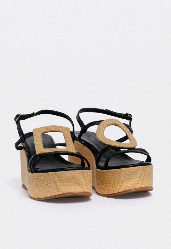 Sandalia de piel negra con cuña y detalle rafia — diseño sofisticado y cómodo Dansi 7555