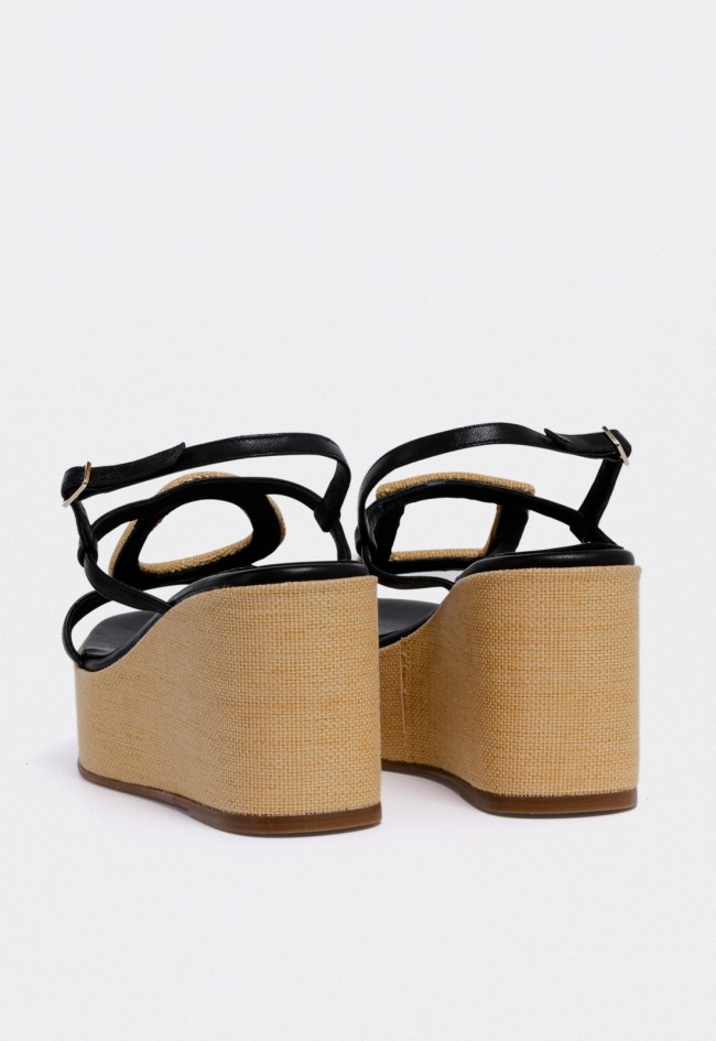 Sandalia de piel negra con cuña y detalle rafia — diseño sofisticado y cómodo Dansi 7555