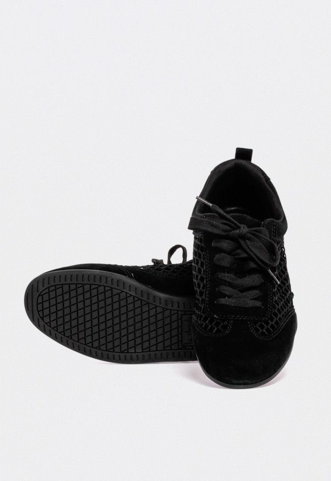 Zapatilla de rejilla y serraje en negro para mujer — estilo urbano y ligereza La strada 2402427