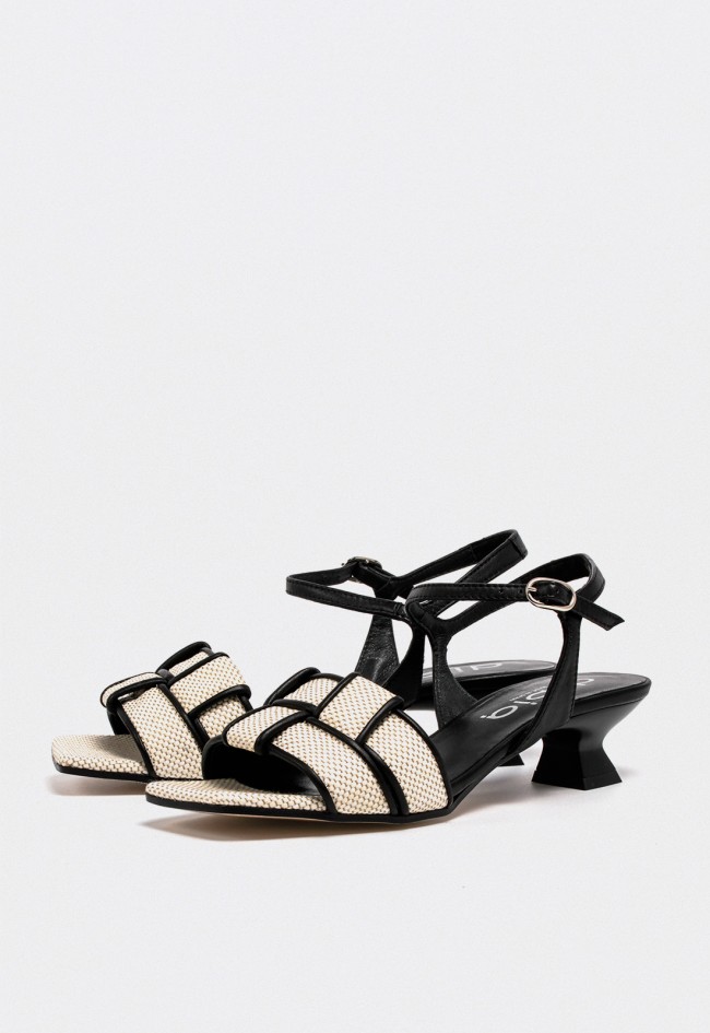 Sandalia de tacón bajo en blanco roto y negro con tiras trenzadas para mujer Dibia 14427