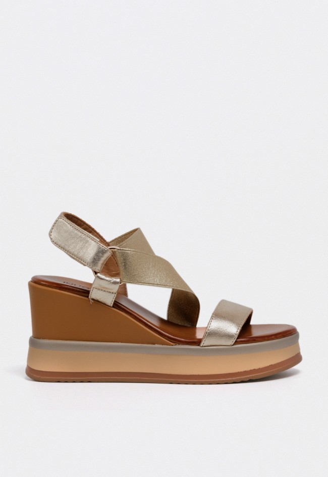 Sandalia dorada con cuña ligera y tiras cruzadas elásticas para mujer VAS b37004