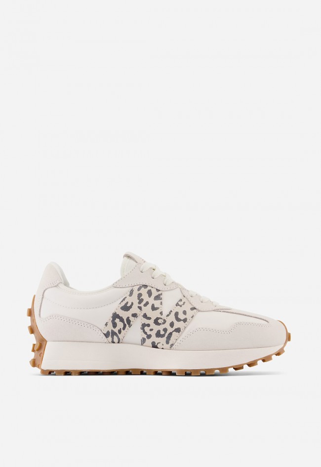 New Balance 327 beige – Zapatilla retro running con diseño angular y suela trail