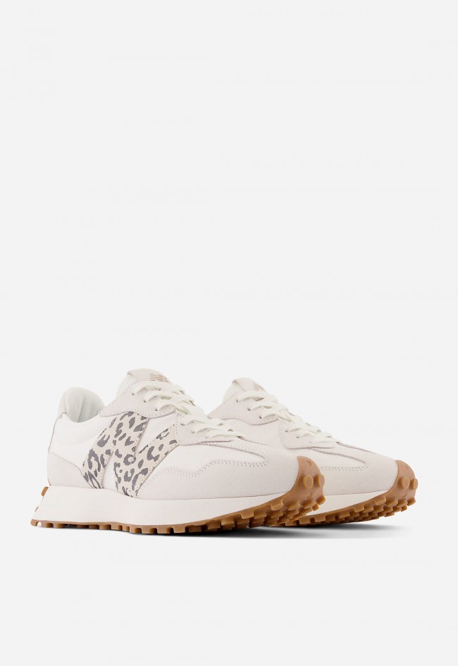 New Balance 327 beige – Zapatilla retro running con diseño angular y suela trail