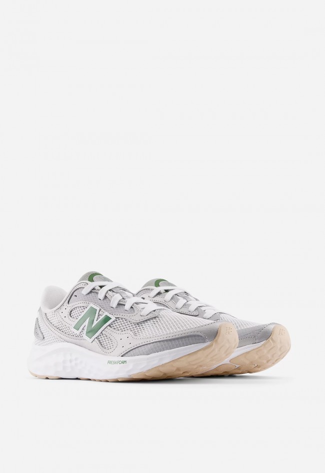 Zapatilla de hombre New Balance Fresh Foam Arishi v4 beige con malla transpirable y amortiguación ligera