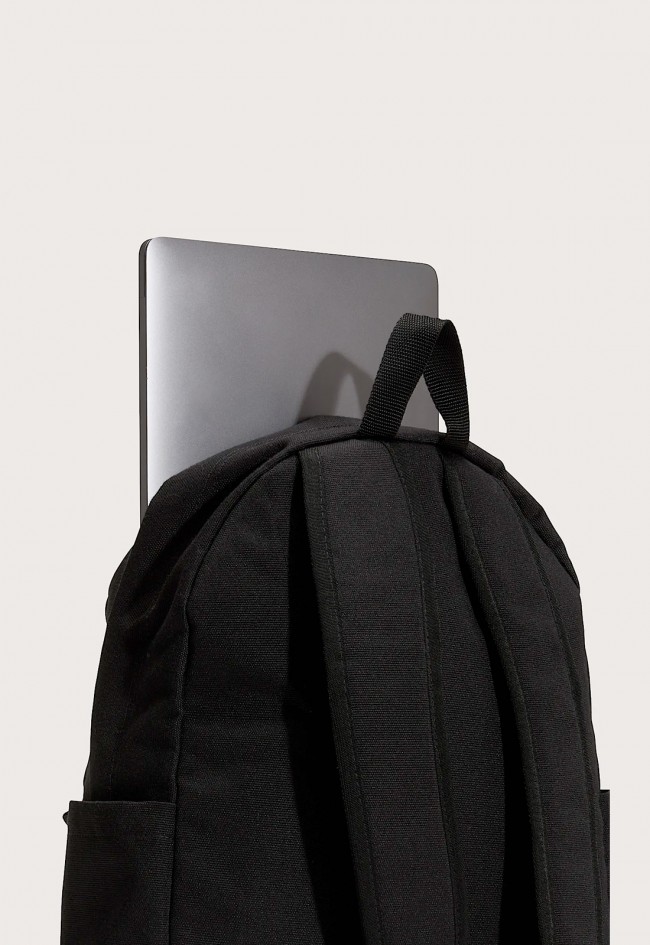 Mochila VANS Old Skool Sport con base de ante, compartimento para portátil y diseño sostenible