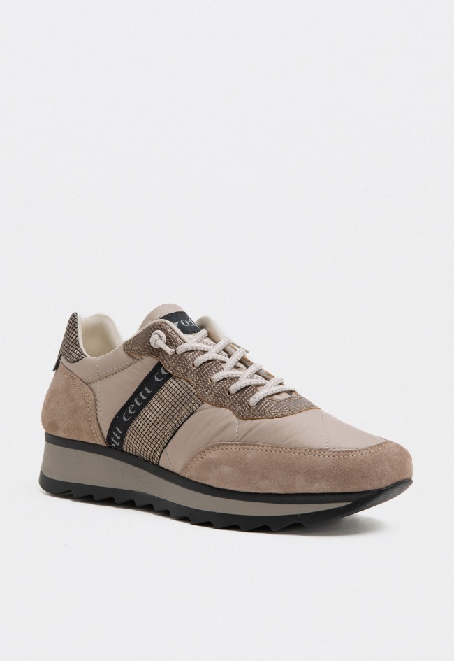 Zapatilla de mujer Cetti beige con piel y texturas elegantes, diseño urbano y suela dentada Cetti c-849