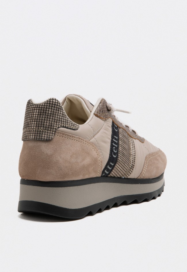 Zapatilla de mujer Cetti beige con piel y texturas elegantes, diseño urbano y suela dentada Cetti c-849
