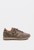 Zapatilla de mujer Cetti taupe con detalles animal print y diseño urbano elegante Cetti c-1259