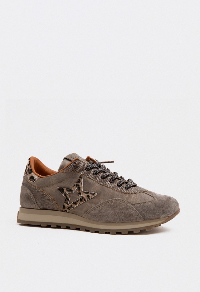 Zapatilla de mujer Cetti taupe con detalles animal print y diseño urbano elegante Cetti c-1259