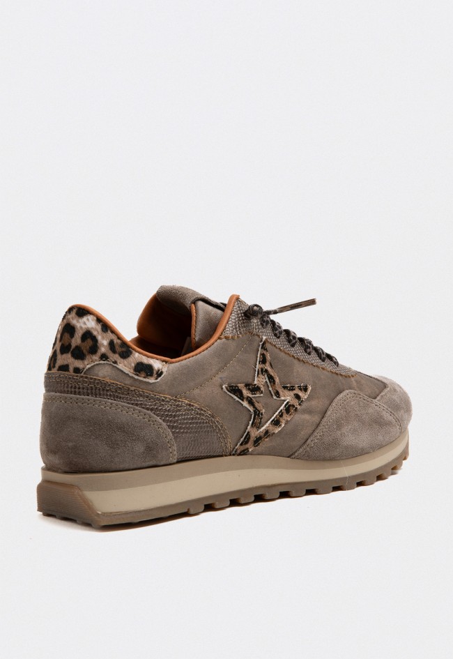 Zapatilla de mujer Cetti taupe con detalles animal print y diseño urbano elegante Cetti c-1259