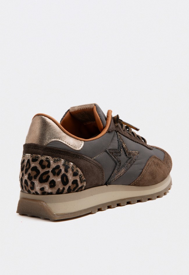 Zapatilla de mujer Cetti marrón con detalles animal print y diseño sporty-chic Cetti c-1259