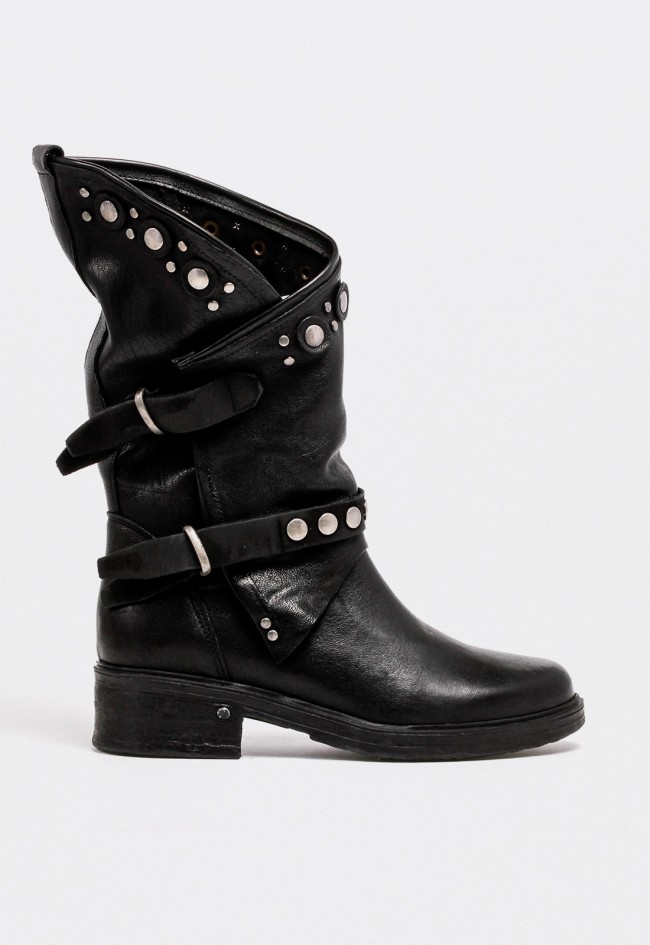 Bota motera de mujer piel negra con tachuelas y hebillas – estilo rockero urbano GLO venezia 36004