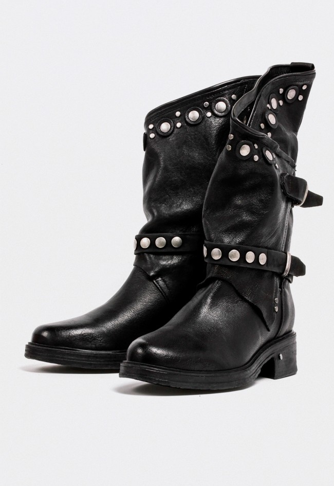 Bota motera de mujer piel negra con tachuelas y hebillas – estilo rockero urbano GLO venezia 36004