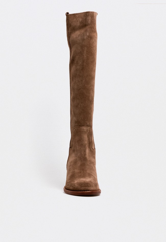 Bota campera alta de mujer en piel serraje taupe con tacón ancho – estilo elegante y versátil GLO isa