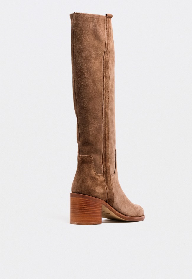 Bota campera alta de mujer en piel serraje taupe con tacón ancho – estilo elegante y versátil GLO isa