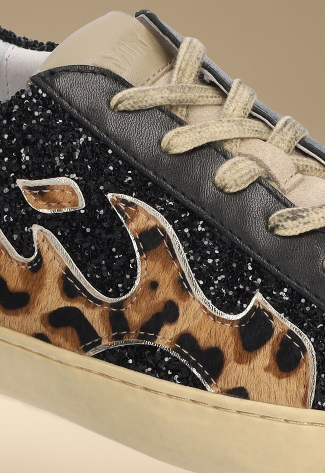 Zapatillas de mujer en piel con glitter negro y detalle animal print llamas – Gamin Dopamine, estilo urbano chic