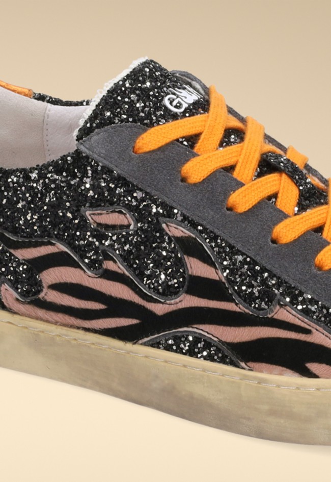 Zapatillas de mujer Gamin Dopamine con glitter negro y estampado animal print – sneakers urbanas con actitud