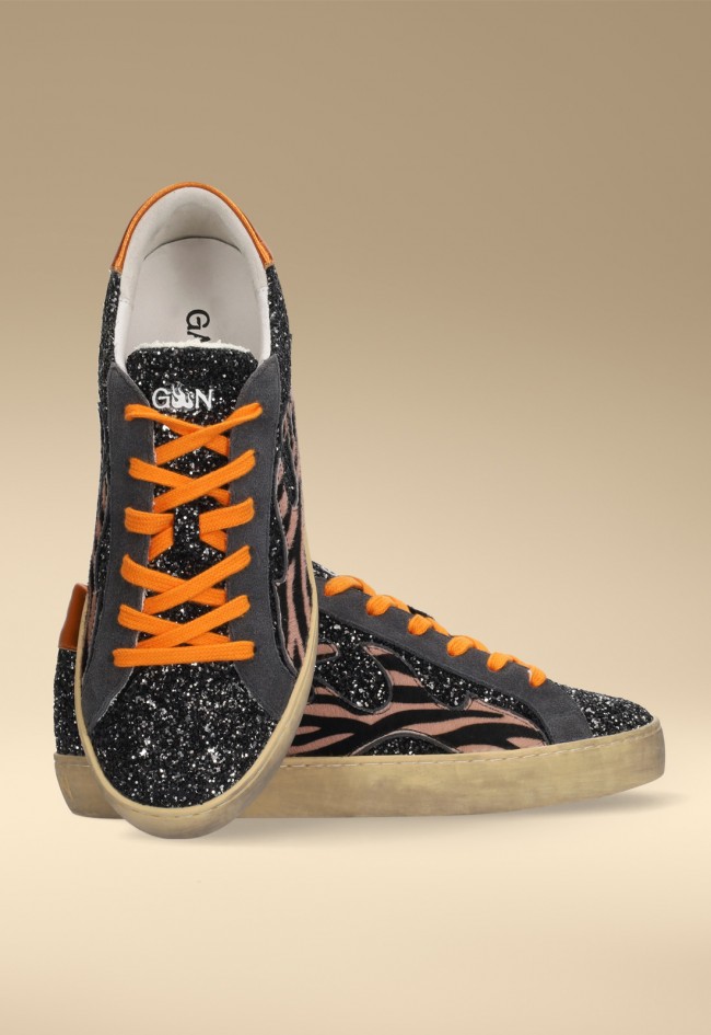 Zapatillas de mujer Gamin Dopamine con glitter negro y estampado animal print – sneakers urbanas con actitud