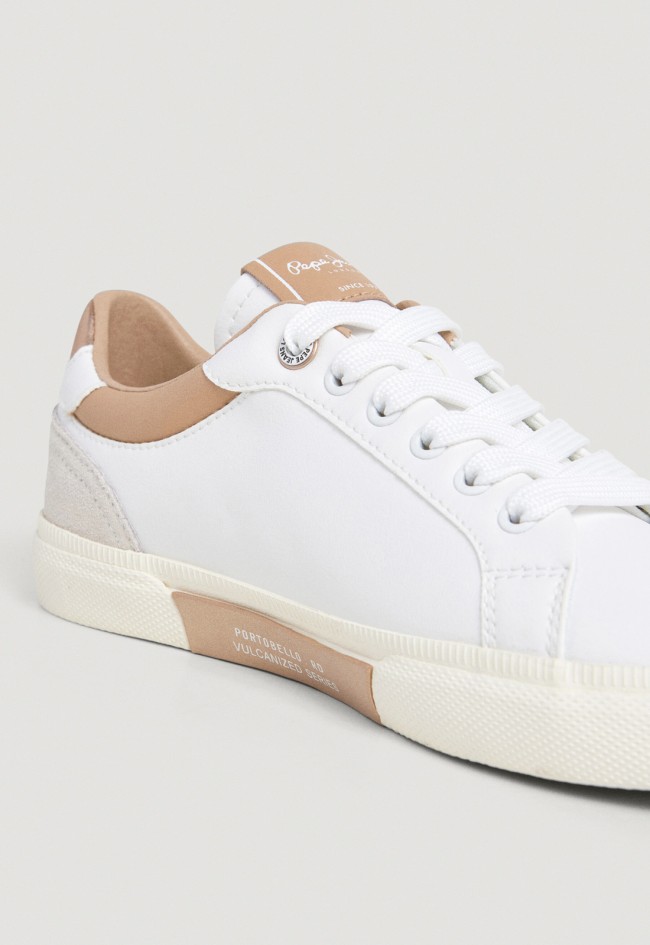 Zapatillas deportivas de mujer Pepe Jeans Kenton Court blancas con detalles en ante y logo metálico