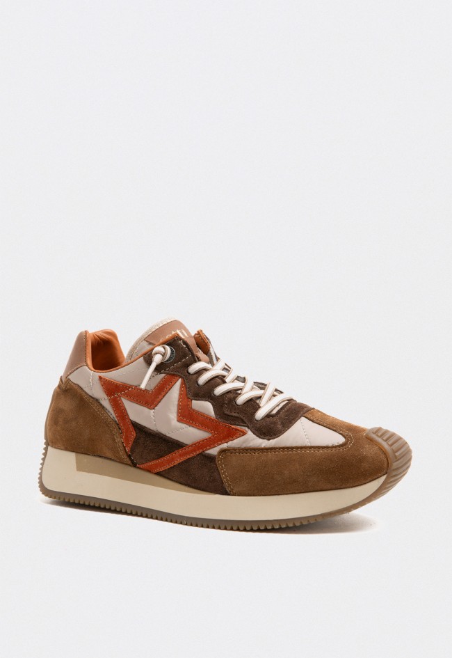 Zapatillas Cetti mujer marrón y beige con detalle estrella en rojo y estilo urbano Cetti c-1375