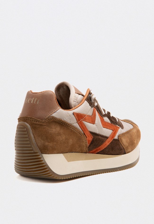 Zapatillas Cetti mujer marrón y beige con detalle estrella en rojo y estilo urbano Cetti c-1375