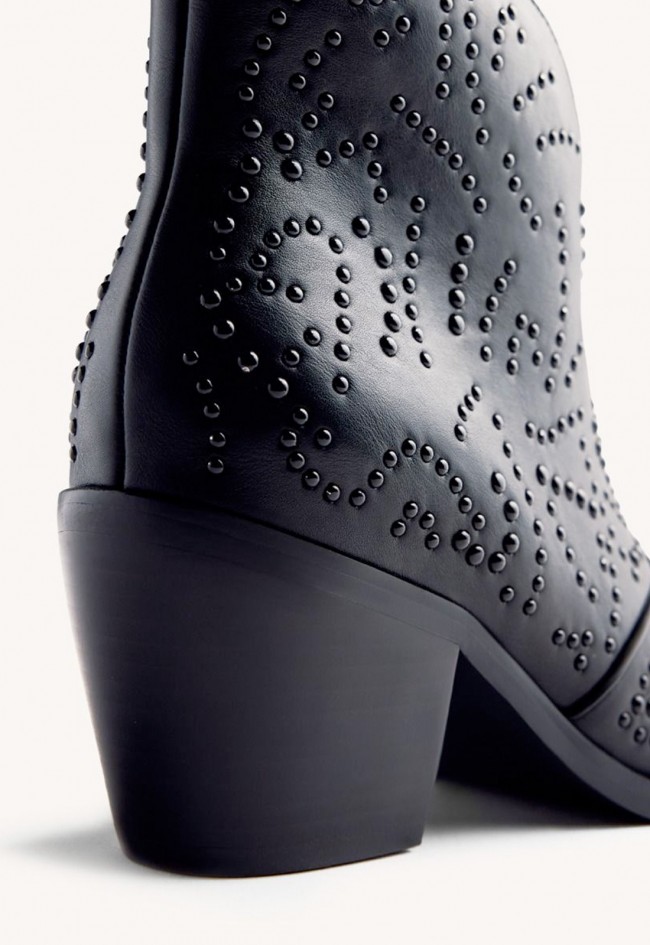 Botines Gioseppo Shelvin cowboy negros con tachuelas al tono – actitud rebelde con elegancia