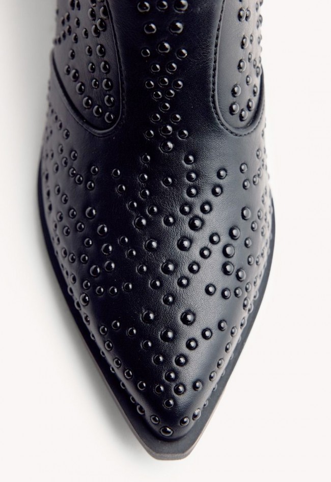Botines Gioseppo Shelvin cowboy negros con tachuelas al tono – actitud rebelde con elegancia