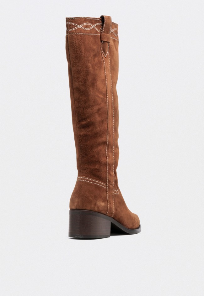 Bota campera mujer Glo Zaira 7427 de piel color cuero con tacón bajo y costuras contrastadas