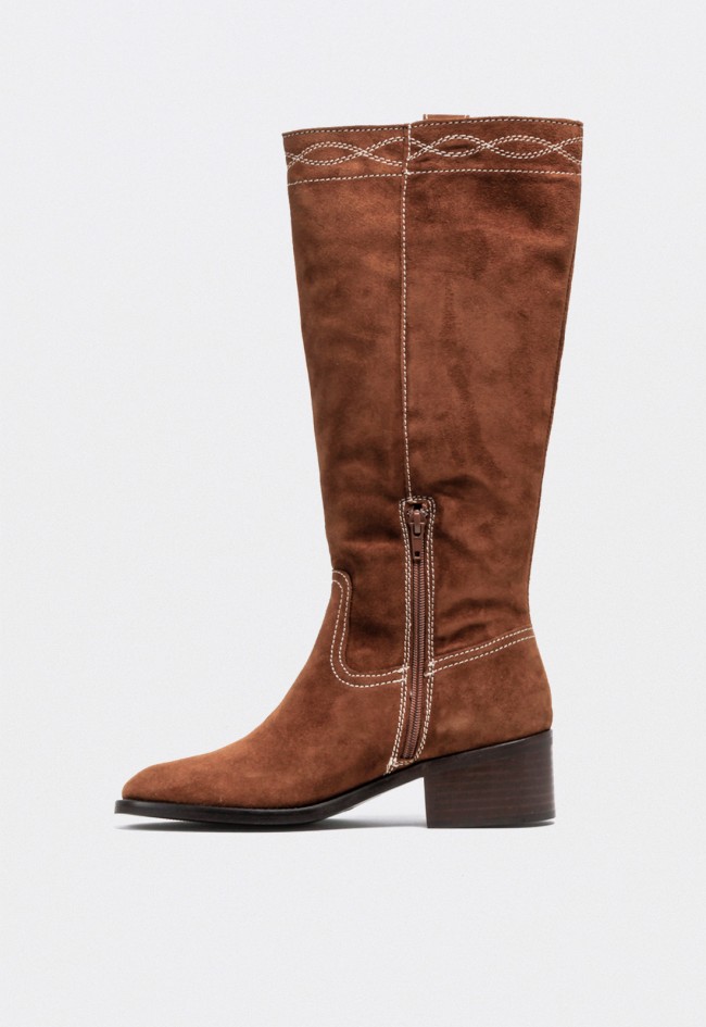 Bota campera mujer Glo Zaira 7427 de piel color cuero con tacón bajo y costuras contrastadas