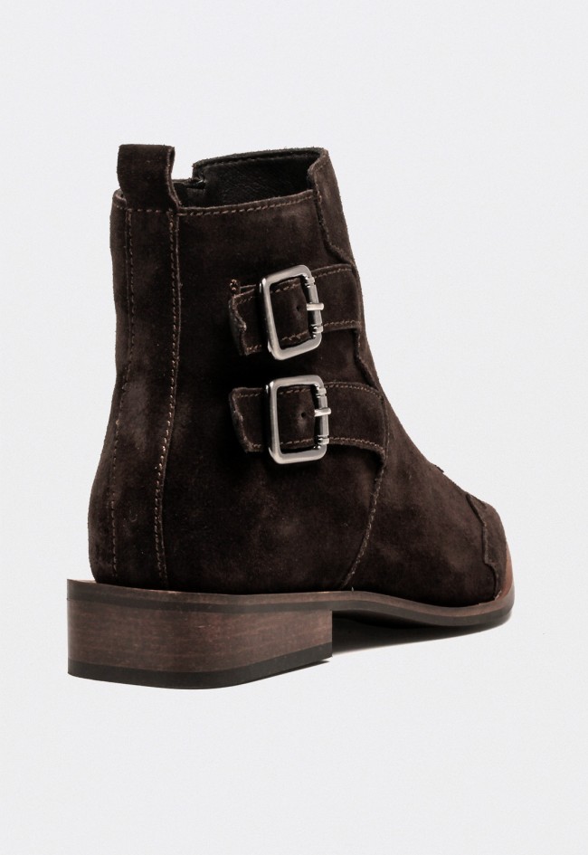 Botín mujer Glo Alaska 7438 de piel color moka con hebillas y estilo campero chic