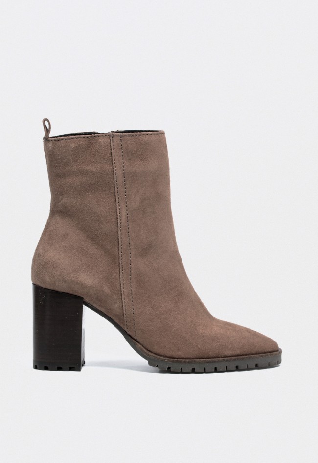 Botín mujer Glo Siri 7445 de piel color taupe con tacón alto elegante y diseño estilizado