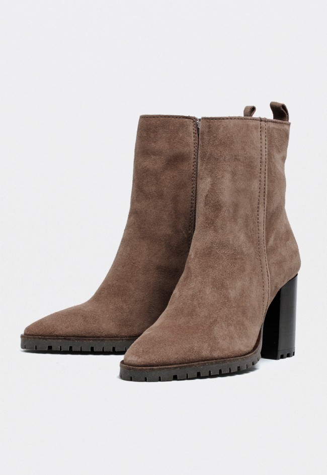 Botín mujer Glo Siri 7445 de piel color taupe con tacón alto elegante y diseño estilizado