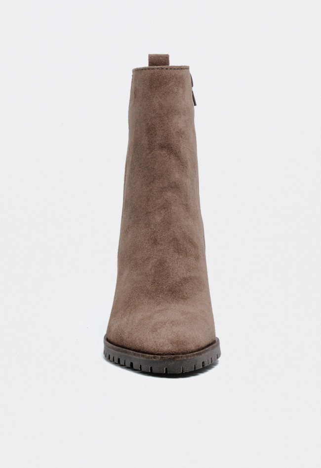 Botín mujer Glo Siri 7445 de piel color taupe con tacón alto elegante y diseño estilizado
