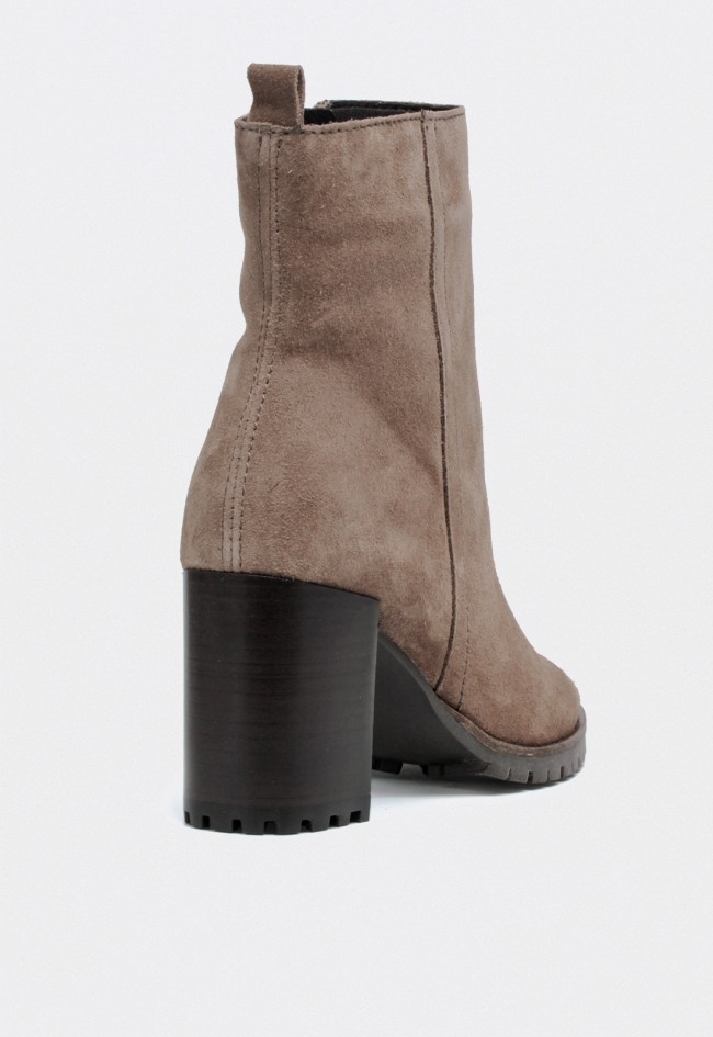 Botín mujer Glo Siri 7445 de piel color taupe con tacón alto elegante y diseño estilizado