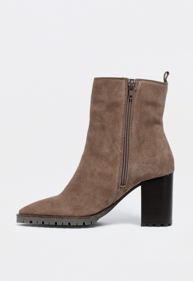 Botín mujer Glo Siri 7445 de piel color taupe con tacón alto elegante y diseño estilizado