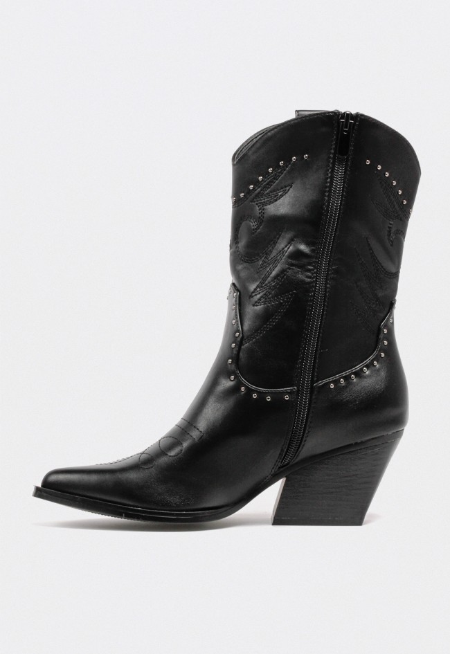 Bota cowboy mujer negra con tacón alto y detalles western con tachuelas Niko Amore 20174