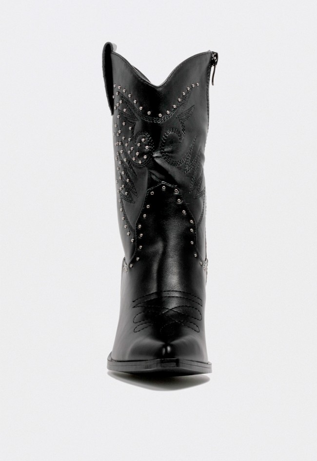 Bota cowboy mujer negra con tacón alto y detalles western con tachuelas Niko Amore 20174