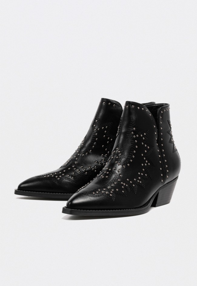 Botín cowboy mujer Niko Amore 20173 negro con tachuelas y bordados western