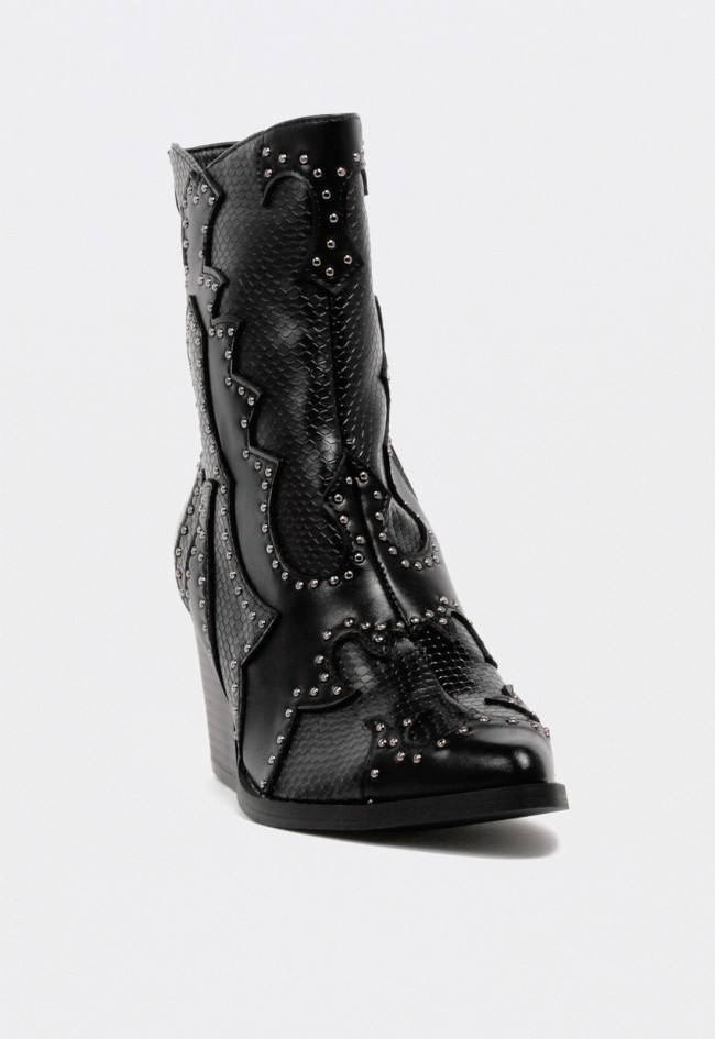 Botín cowboy mujer Niko Amore 20143 negro con efecto piel y detalles western con tachuelas