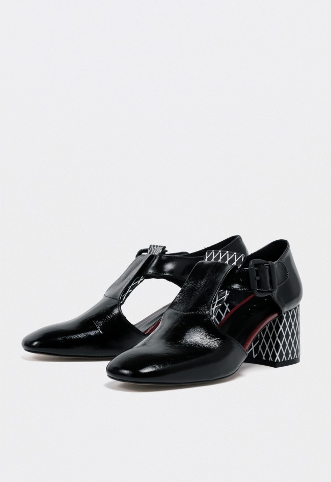 Zapato de mujer de piel negro Glo Toten con tacón geométrico de diseño vanguardista
