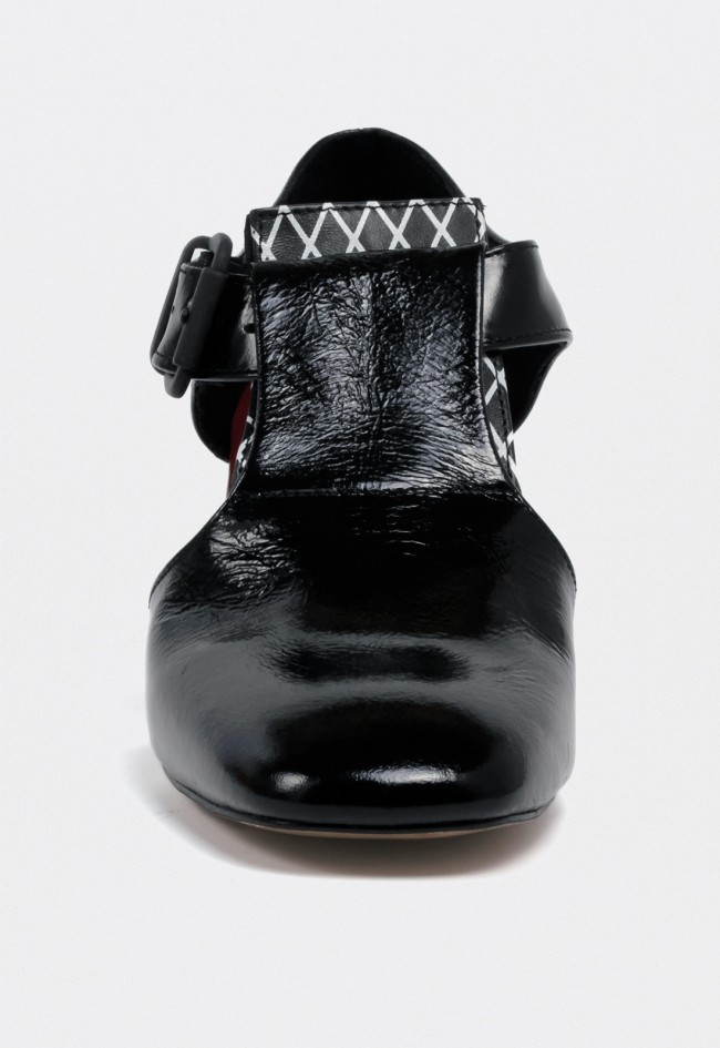 Zapato de mujer de piel negro Glo Toten con tacón geométrico de diseño vanguardista
