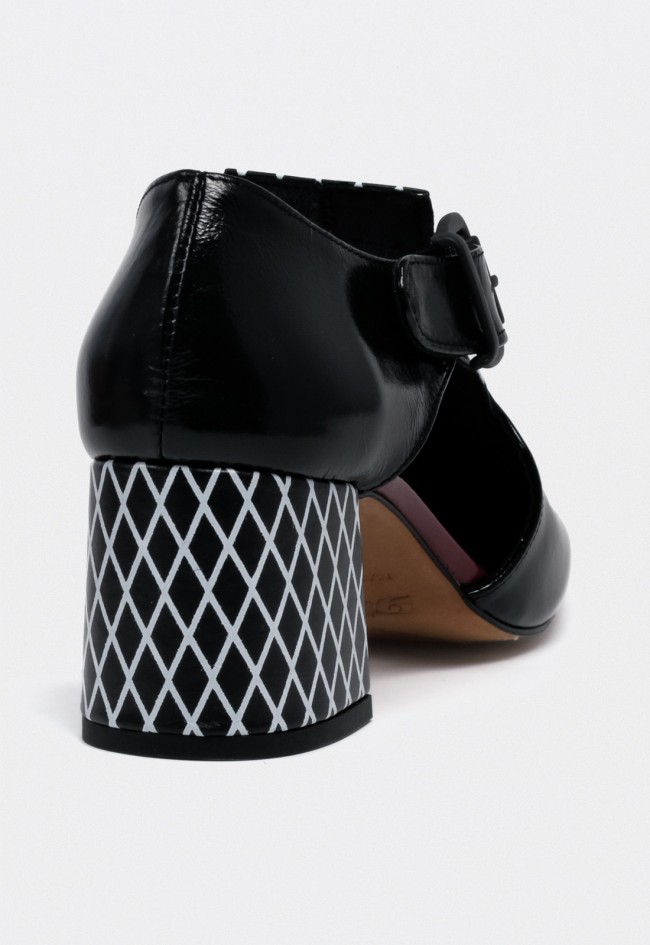Zapato de mujer de piel negro Glo Toten con tacón geométrico de diseño vanguardista