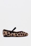 Bailarina mujer Carmina Jhilton 63-2883 con estampado animal print leopardo y pulsera con hebilla de cierre.