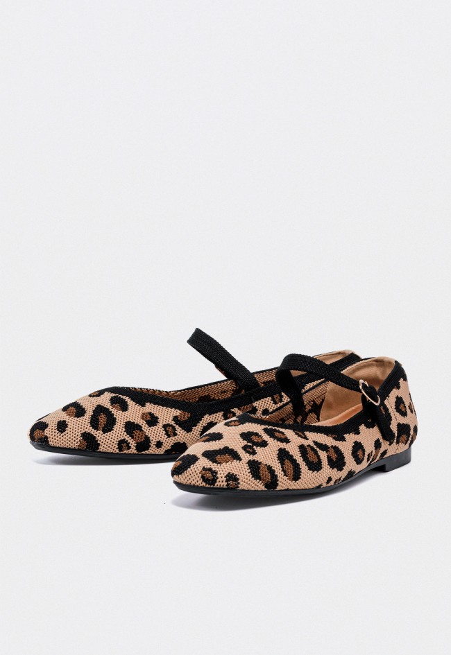 Bailarina mujer Carmina Jhilton 63-2883 con estampado animal print leopardo y pulsera con hebilla de cierre.