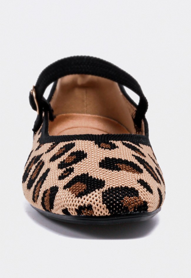 Bailarina mujer Carmina Jhilton 63-2883 con estampado animal print leopardo y pulsera con hebilla de cierre.